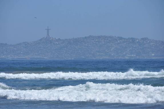 O mar de La Serena, no Chile. Ao fundo, a Cruz do Milênio